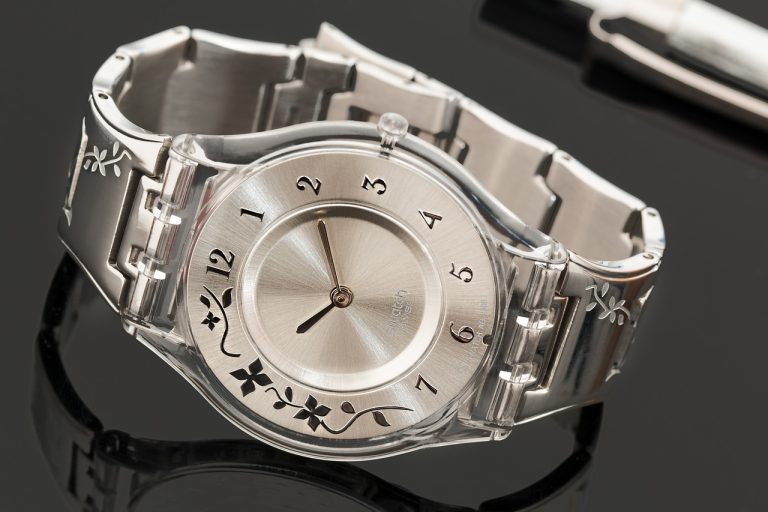 Offrir une montre à une femme est bien plus qu’un geste attentionné. Ce bijou pratique et esthétique est le symbole du temps précieux et de l’élégance intemporelle. Mais comment choisir la montre féminine parfaite pour séduire et surprendre lors de toutes les occasions ? Dans cet article, nous vous guidons à travers les tendances actuelles et les critères essentiels pour faire de votre choix un succès. Les raisons d’offrir une montre comme cadeau Un bijou à la fois utile et symbolique Une montre n’est pas seulement un outil pour lire l’heure. Elle incarne la précision, le raffinement et la personnalité de celle qui la porte. Offrir une montre traduit une intention forte : celle de montrer que chaque moment passé avec l’autre a de la valeur. Adaptée à toutes les occasions Que ce soit pour un anniversaire, une Saint-Valentin, un Noël, ou encore une promotion professionnelle, une montre chronographe féminine est un cadeau universel. Elle s’adapte à toutes les étapes de la vie. L’aspect émotionnel Une montre devient souvent un objet cher au cœur de celle qui la reçoit. Certaines montres se transmettent même de génération en génération, ajoutant une dimension patrimoniale et sentimentale unique. Les tendances actuelles en montres féminines Les designs minimalistes Les montres au style épuré dominent les tendances actuelles. Des cadrans sobres, des bracelets fins et des couleurs neutres comme l’or rose, l’argent ou le blanc sont très appréciés. Ces modèles s’intègrent facilement dans toutes les tenues, qu’elles soient professionnelles ou casual. Les montres à bracelet interchangeable La polyvalence est la clé du succès pour ces montres. Un bracelet en cuir pour la journée et un bracelet en acier pour les soirées mondaines, ces modèles permettent de personnaliser son style en un clin d’œil. Les montres connectées En 2025, les montres intelligentes pour femmes allient technologie de pointe et design raffiné. Ces montres ne se contentent pas de donner l’heure. Elles proposent des fonctionnalités telles que le suivi d’activité, les notifications mobiles et même des conseils de santé. Le retour des modèles vintage Les montres inspirées des années 70 et 80 font un retour en force. Cadrans oversize, bracelets en maille milanaise et estéthique rétro s’imposent comme des choix audacieux et intemporels. Comment choisir la montre féminine parfaite ? Identifier le style de la personne Style classique Si elle apprécie les tenues sobres et élégantes, optez pour une montre minimaliste avec un bracelet en cuir ou en métal. Style bohème Pour les femmes adeptes de la liberté et des motifs naturels, un modèle avec un bracelet en textile ou en bois pourrait parfaitement convenir. Style sportif Une montre connectée robuste et fonctionnelle sera idéale pour une femme active. Choisissez des modèles étanches et dotés de fonctionnalités telles que le GPS. Tenir compte de la taille du poignet Une montre imposante pourrait sembler écrasante sur un poignet fin. Il est donc crucial de choisir un modèle proportionné. Prendre en compte les matériaux et les couleurs Les matériaux jouent un rôle déterminant dans l’esthétique et la durabilité de la montre. L’acier inoxydable et l’or rose sont des choix populaires, tandis que les bracelets en cuir apportent une touche chaleureuse. Choisir une marque réputée Certaines marques se distinguent par leur savoir-faire et leur qualité. Parmi elles : Rolex pour un luxe intemporel Michael Kors pour des designs élégants Garmin pour les montres sportives connectées Les occasions parfaites pour offrir une montre Anniversaire Une montre bien choisie pour un anniversaire marquera cette journée spéciale de manière inoubliable. Fête des mères Une montre personnalisée avec une gravure touchante fera sensation. Mariage ou anniversaire de mariage Pour ces événements, misez sur une montre ornée de diamants ou d’un design unique pour refléter l’exceptionnalité du moment. Réussite professionnelle Offrir une montre pour une promotion ou une graduation est un geste symbolique de reconnaissance et d’encouragement. Les erreurs à éviter lors du choix d’une montre Ignorer les goûts de la destinataire : Même une montre luxueuse pourrait ne pas plaire si elle ne correspond pas à ses préférences. Choisir un modèle trop imposant : La taille et le style doivent compléter son poignet et sa garde-robe. Négliger la qualité : Un modèle peu durable peut rapidement perdre de son attrait. Conseils pour personnaliser une montre Gravure : Inscrivez un message personnel ou une date significative. Emballage premium : Choisissez un coffret cadeau raffiéné pour une présentation parfaite. Ajout d’accessoires : Accompagnez la montre de bracelets assortis. Pourquoi la montre reste un cadeau intemporel Les montres féminines tendance allient mode et fonctionnalité, ce qui en fait le cadeau parfait pour toutes les occasions. Leur polyvalence et leur capacité à s’adapter à tous les styles et budgets en font un choix universel. Alors, qu’attendez-vous pour trouver la montre idéale et offrir un souvenir précieux qui durera dans le temps ?