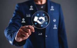 Pourquoi la cession partielle est une stratégie de développement pour les courtiers en assurance ? La cession partielle est une stratégie de plus en plus adoptée par les courtiers en assurance pour optimiser leur développement. Dans un marché en constante évolution, cette approche permet non seulement de générer des liquidités, mais aussi de se concentrer sur des segments de marché plus rentables. Dans cet article, nous allons explorer les raisons pour lesquelles la cession partielle est une stratégie efficace pour les courtiers en assurance, tout en mettant en lumière le rôle d'Arc Capital dans ce processus. Comprendre la cession partielle La cession partielle consiste à vendre une partie de son portefeuille d'activités ou de ses actifs tout en conservant une part significative de l'entreprise. Cette stratégie permet aux courtiers de se désengager de certaines activités moins rentables ou de se concentrer sur des segments de marché spécifiques. En effet, la cession partielle peut être une solution pour réorienter les ressources vers des activités à plus forte valeur ajoutée. Les avantages de la cession partielle 1. Génération de liquidités L'un des principaux avantages de la cession partielle est la génération de liquidités. En vendant une partie de leur portefeuille, les courtiers peuvent obtenir des fonds immédiats pour investir dans des projets stratégiques, améliorer leur infrastructure ou renforcer leur équipe. Cela leur permet de rester compétitifs sur le marché. 2. Concentration sur le cœur de métier La cession partielle permet aux courtiers de se concentrer sur leur cœur de métier. En se débarrassant d'activités moins rentables, ils peuvent allouer plus de temps et de ressources à des segments de marché où ils excellent. Cela peut également améliorer la qualité du service offert aux clients, renforçant ainsi la fidélité et la satisfaction. 3. Accès à de nouveaux marchés En cédant une partie de leur portefeuille, les courtiers peuvent également accéder à de nouveaux marchés. Par exemple, en collaborant avec d'autres acteurs du secteur, ils peuvent élargir leur réseau et bénéficier de nouvelles opportunités commerciales. Cela peut également favoriser des synergies et des partenariats stratégiques. Les défis de la cession partielle Bien que la cession partielle présente de nombreux avantages, elle n'est pas sans défis. Les courtiers doivent être prudents dans le choix des actifs à céder et s'assurer que la transaction ne nuira pas à leur position sur le marché. De plus, il est essentiel de bien évaluer la valeur des actifs cédés pour maximiser les bénéfices de la transaction. Le rôle d'Arc Capital dans la cession partielle Arc Capital, cabinet de conseils en acquisition et cession d'entreprises, joue un rôle crucial dans l'accompagnement des courtiers en assurance dans leur démarche de cession partielle. Grâce à son expertise, Arc Capital aide les courtiers à identifier les actifs à céder, à évaluer leur valeur et à trouver des acquéreurs potentiels. 1. Analyse et évaluation L'une des premières étapes du processus de cession partielle est l'analyse et l'évaluation des actifs. Arc Capital utilise des méthodes éprouvées pour déterminer la valeur des actifs, en tenant compte des tendances du marché et des performances passées. Cette évaluation est essentielle pour garantir que les courtiers obtiennent un prix juste lors de la cession. 2. Stratégie de cession Une fois les actifs évalués, Arc Capital aide les courtiers à élaborer une stratégie de cession. Cela inclut la définition des objectifs de la cession, le choix des actifs à céder et la préparation des documents nécessaires. Une stratégie bien définie augmente les chances de succès de la transaction. 3. Mise en relation avec des acquéreurs Arc Capital dispose d'un vaste réseau de contacts dans le secteur de l'assurance, ce qui lui permet de mettre en relation les courtiers avec des acquéreurs potentiels. Cette mise en relation est cruciale pour garantir une cession rapide et efficace, tout en maximisant la valeur des actifs cédés. Études de cas Pour illustrer l'impact positif de la cession partielle, examinons quelques études de cas de courtiers en assurance ayant réussi grâce à cette stratégie. 1. Cas d'un courtier en assurance santé Un courtier spécialisé dans l'assurance santé a décidé de céder une partie de son portefeuille d'assurances vie, jugée moins rentable. Grâce à l'accompagnement d'Arc Capital, il a pu vendre cette partie de son activité à un autre courtier, générant ainsi des liquidités qu'il a réinvesties dans le développement de nouveaux produits d'assurance santé. En conséquence, il a vu son chiffre d'affaires augmenter de 30 % en un an. 2. Cas d'un courtier en assurance automobile Un autre courtier, spécialisé dans l'assurance automobile, a choisi de céder une partie de ses activités liées à l'assurance habitation. Avec l'aide d'Arc Capital, il a réussi à trouver un acquéreur intéressé, ce qui lui a permis de se concentrer sur son cœur de métier. En se recentrant sur l'assurance automobile, il a amélioré ses marges bénéficiaires et renforcé sa position sur le marché. La cession partielle est une stratégie de développement efficace pour les courtiers en assurance, leur permettant de générer des liquidités, de se concentrer sur leur cœur de métier et d'accéder à de nouveaux marchés. Cependant, pour réussir cette démarche, il est essentiel de s'entourer de professionnels compétents. Arc Capital se positionne comme un partenaire de choix pour accompagner les courtiers dans cette transition, en leur offrant une expertise précieuse et un réseau solide. En adoptant cette stratégie, les courtiers peuvent non seulement améliorer leur rentabilité, mais aussi se préparer à relever les défis futurs du marché de l'assurance.